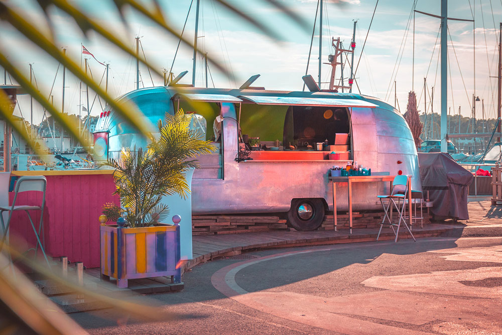 Mobile Food Vendors: Key Features, Investment Costs, Popular Models, and Financing Tips