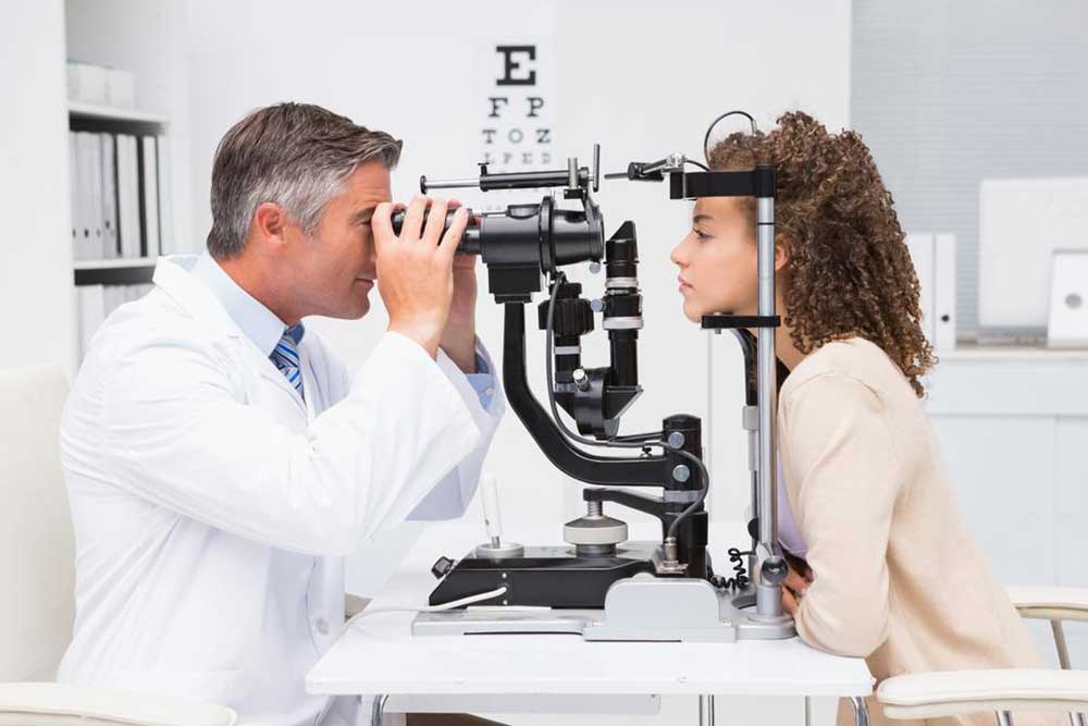 Understanding Eye Floaters and Flashes: Symptoms and Solutions