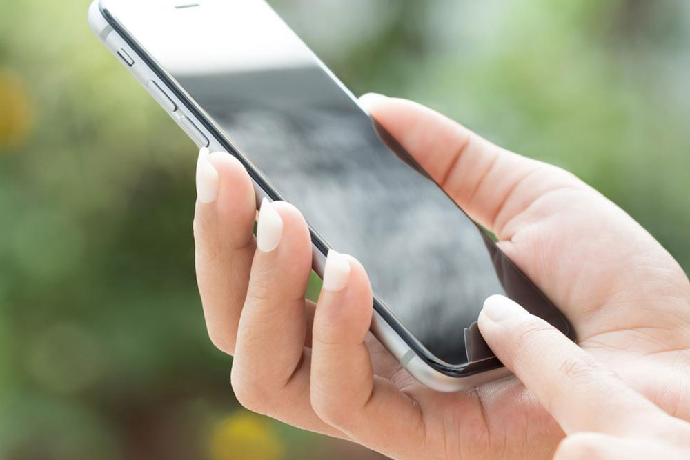 Advantages and Disadvantages of Contract and No-Contract Smartphone Plans