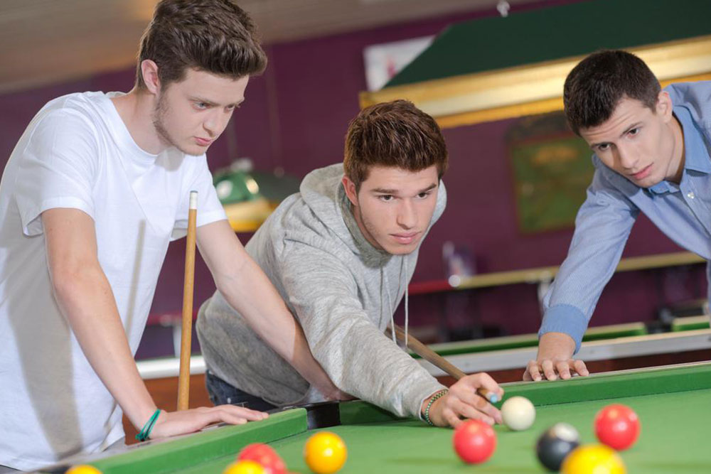 A Comprehensive Comparison of American and British Pool Games: Rules, Equipment, and Playing Styles
