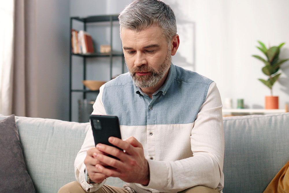 Ease-of-Use Mobile Devices for Elderly Users