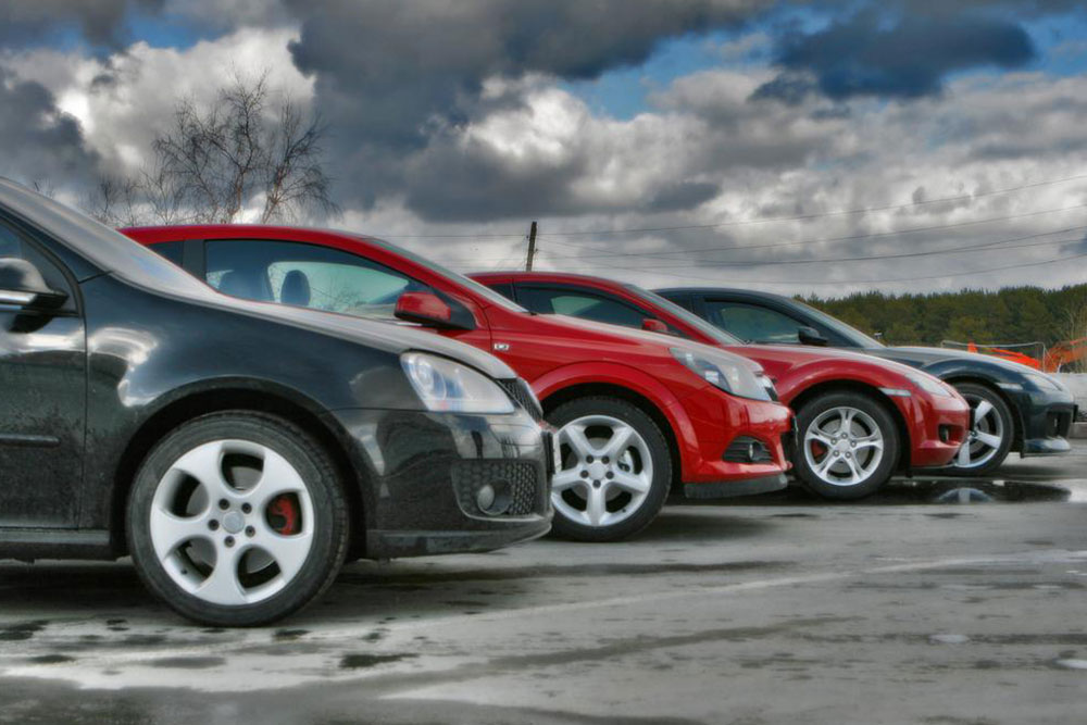 Elite Automotive Masterpieces: Setting Trends in the Luxury Car Realm