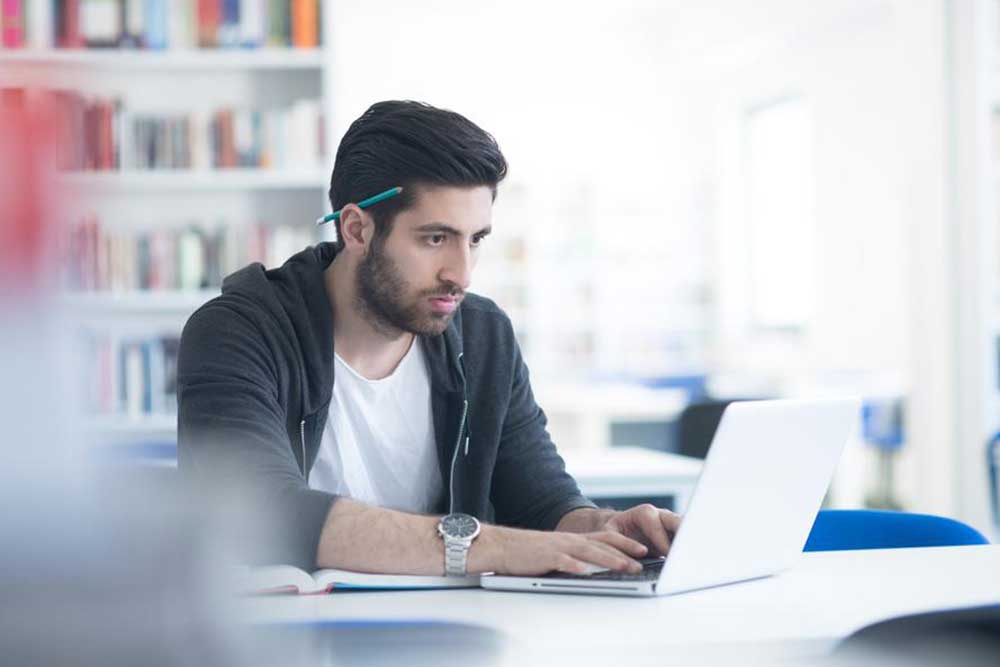 Advantages of Enrolling in Online English Courses